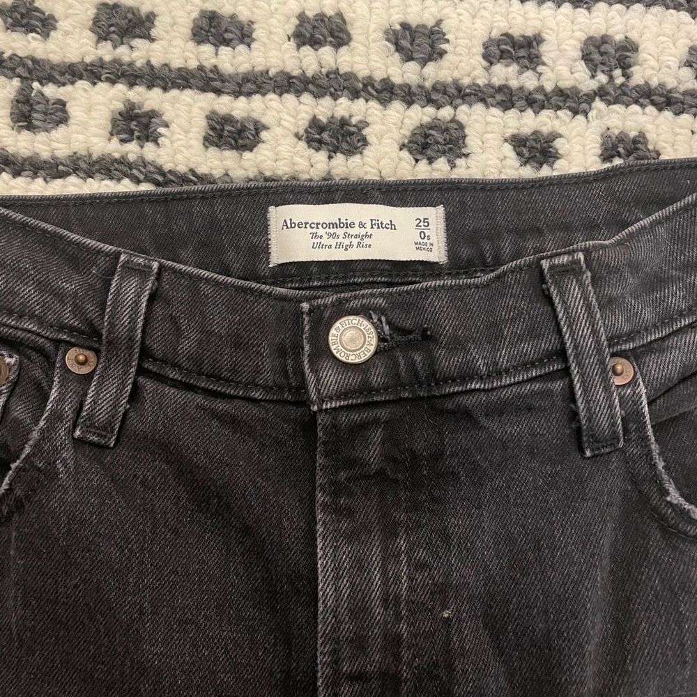Abercrombie & Fitch “the 90s Straight Ultra High Rise” Ripped